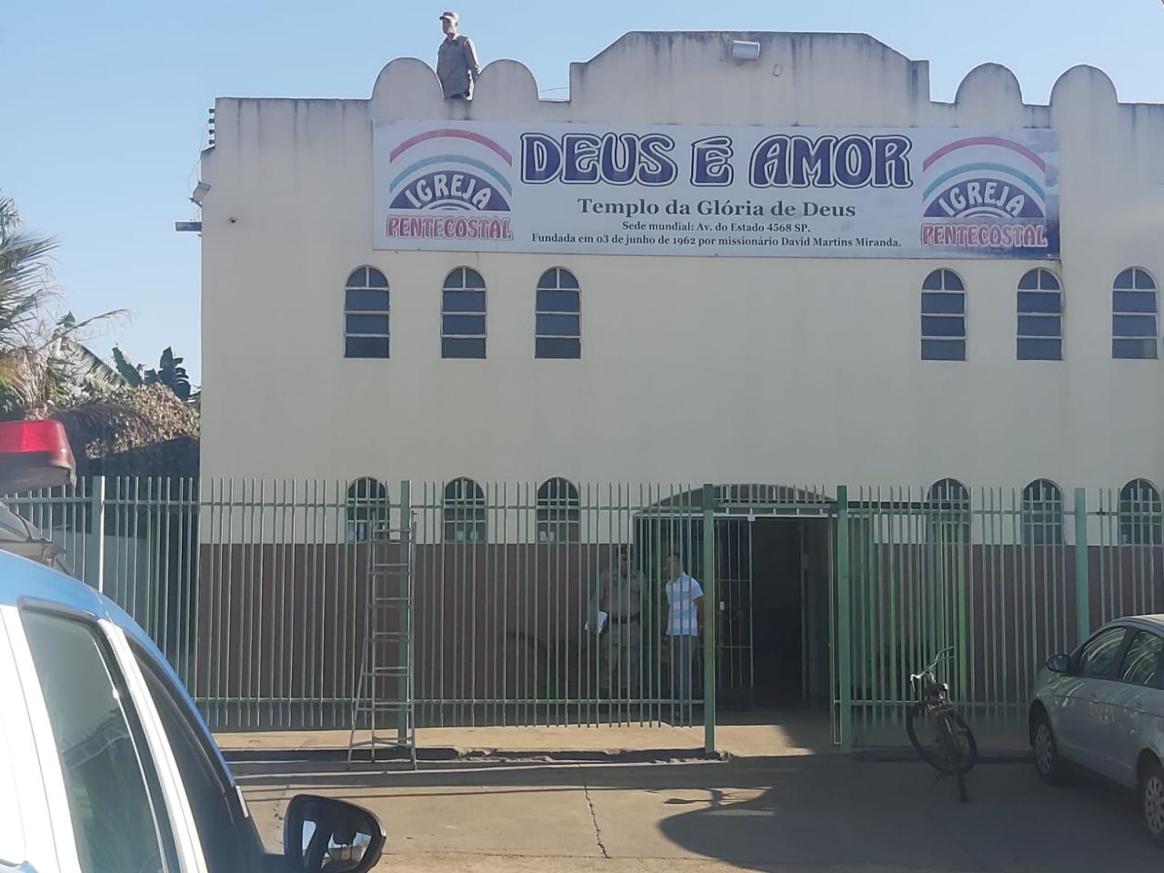 COLINA AZUL: Homem sobe em telhado de igreja, e precisa de ajuda dos bombeiros para descer