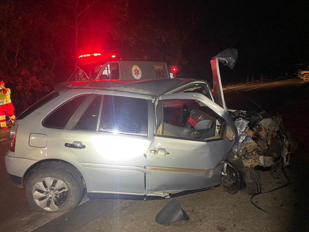 Colisão frontal entre dois veículos deixa 5 pessoas feridas na BR 153, em Porangatu