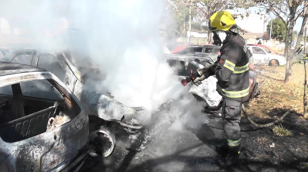 Incêndio destrói veículos apreendidos pela polícia em Aparecida de Goiânia