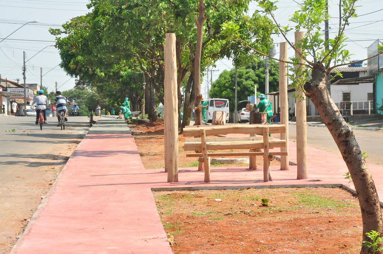 Moradores e comerciantes comemoram revitalização de Avenida do Colina Azul, em Aparecida