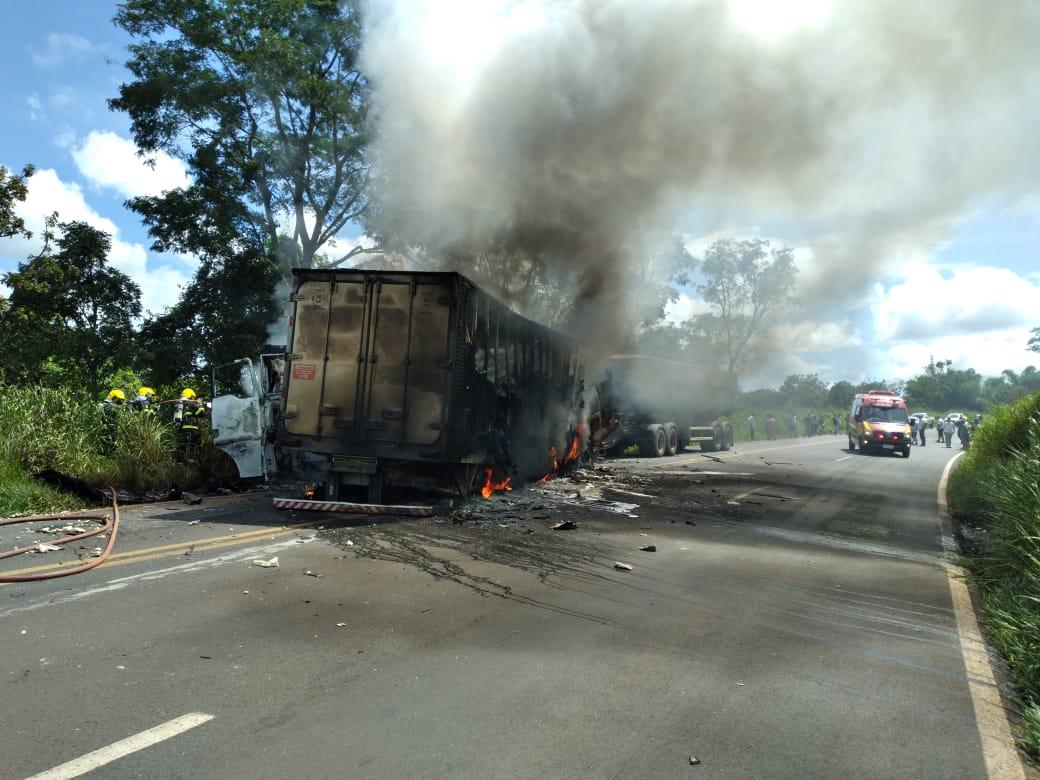 Caminhoneiro Morre após colisão entre caminhões.