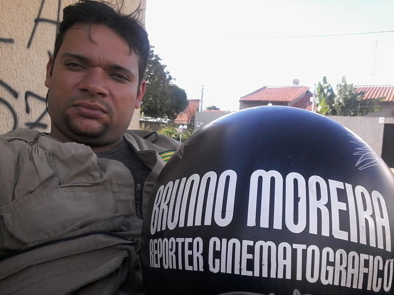 Carro avança sinal de (PARE), e atinge jornalista em Aparecida durante deslocamento para matéria