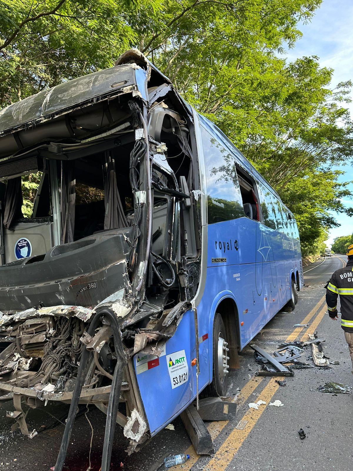 Acidente grave envolvendo caminhão e ônibus entre Posse e Alvorada do Norte, deixa várias pessoas feridas