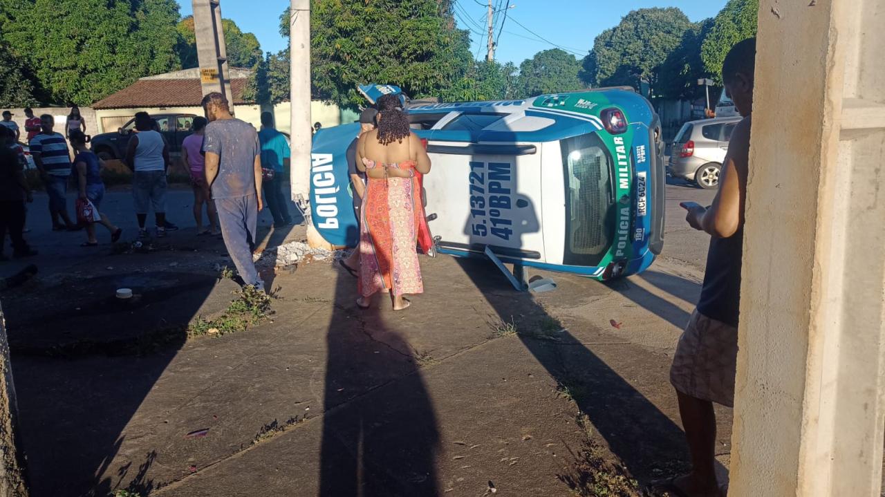 Dois policiais militares ficaram feridos após acidente com viatura em Aparecida