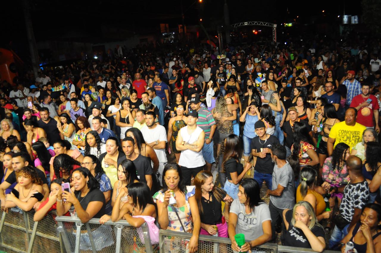 Multidão acompanha show sertanejo com Renan e Ray no setor Colina Azul, em Aparecida