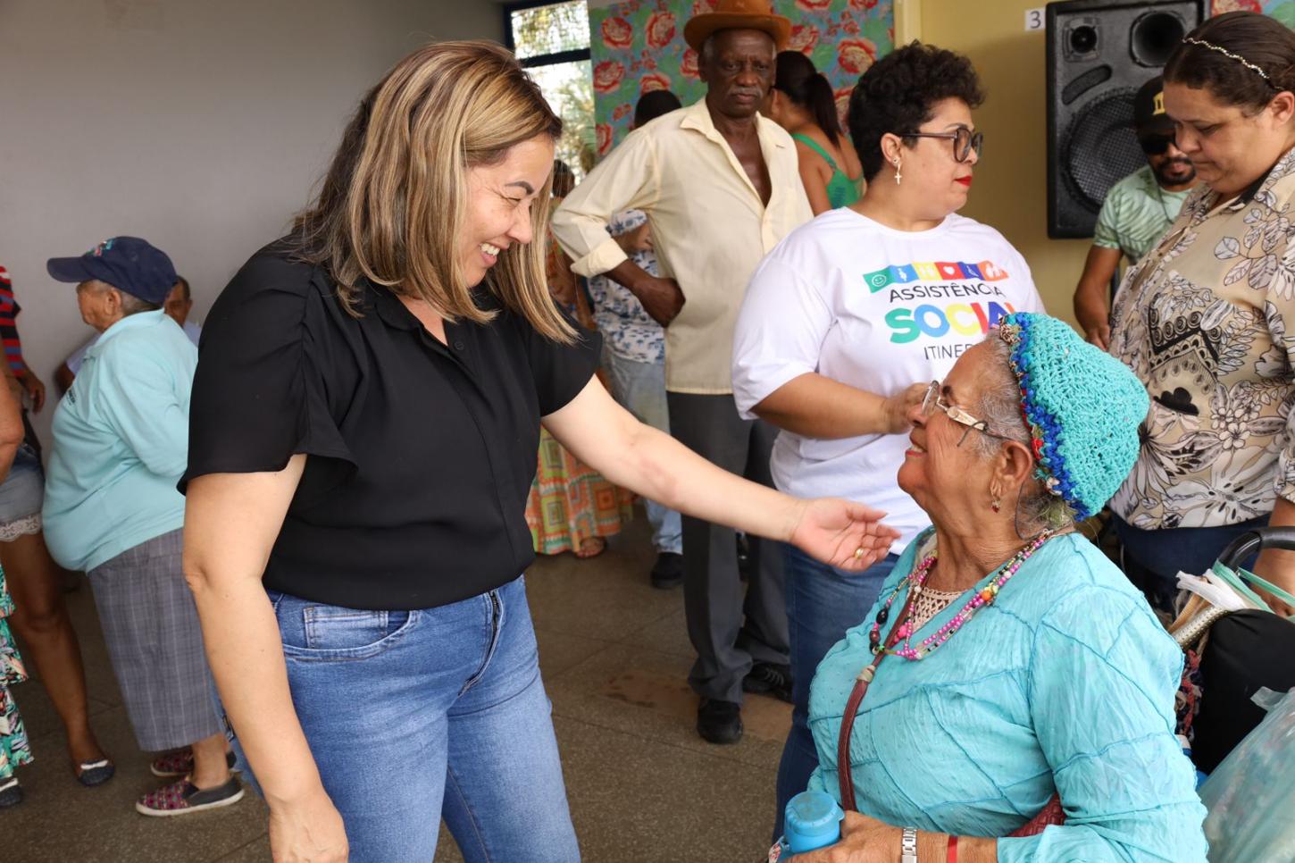 Baile da Terceira Idade promove socialização de idosos de Aparecida