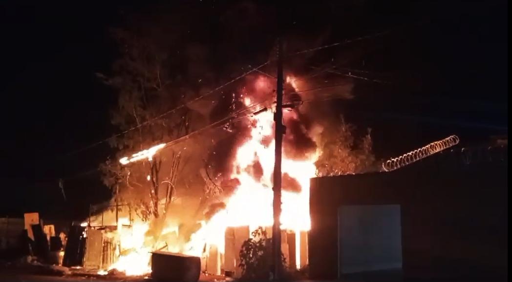 Incêndio em depósito de materiais recicláveis atinge rede elétrica em Aparecida