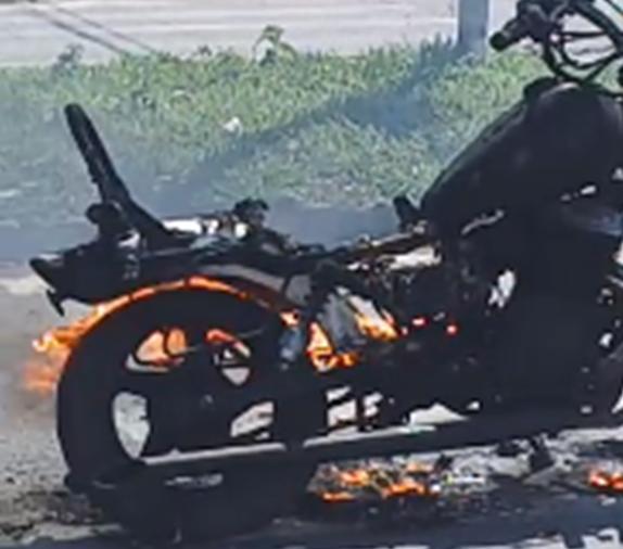  Moto de fotógrafo de Aparecida pega fogo em avenida movimentada do município   