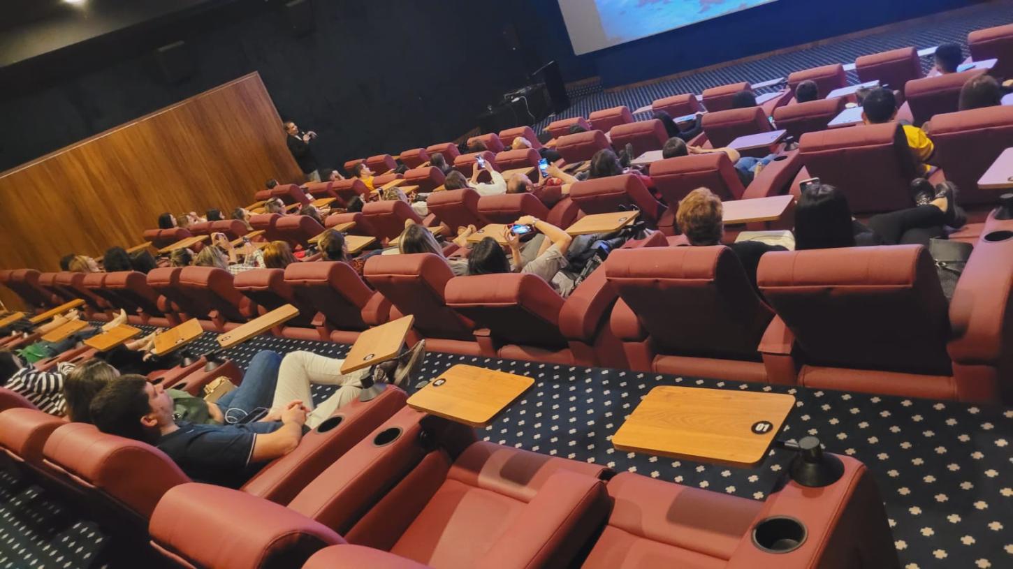 Em alusão à campanha Outubro Rosa, CineX realiza ação para arrecadação de lenços, com ingressos a R$20