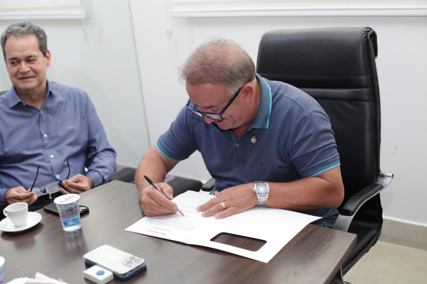 Prefeito Vilmar assina ordem de serviço para construção de nova Casa de acolhimento para crianças em Aparecida