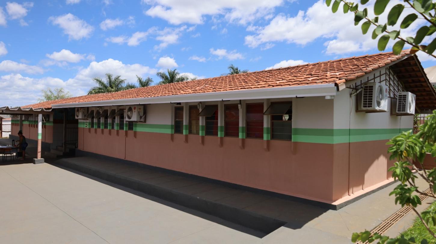 Prefeito Vilmar entrega reforma da Escola Municipal Joana Angélica