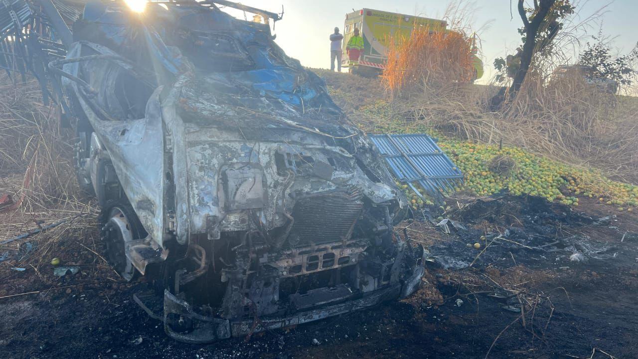 Motorista de caminhão morre após veículo tombar e pegar fogo 