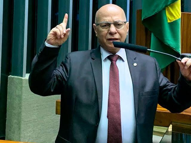 Oposição a professor Alcides adere a ataques para tentar diminuir desvantagem