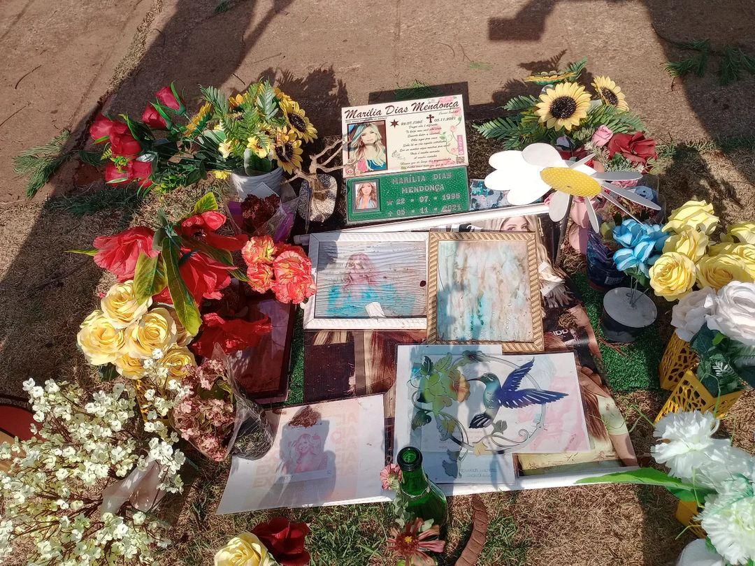 Fãs visitam túmulo de Marília Mendonça