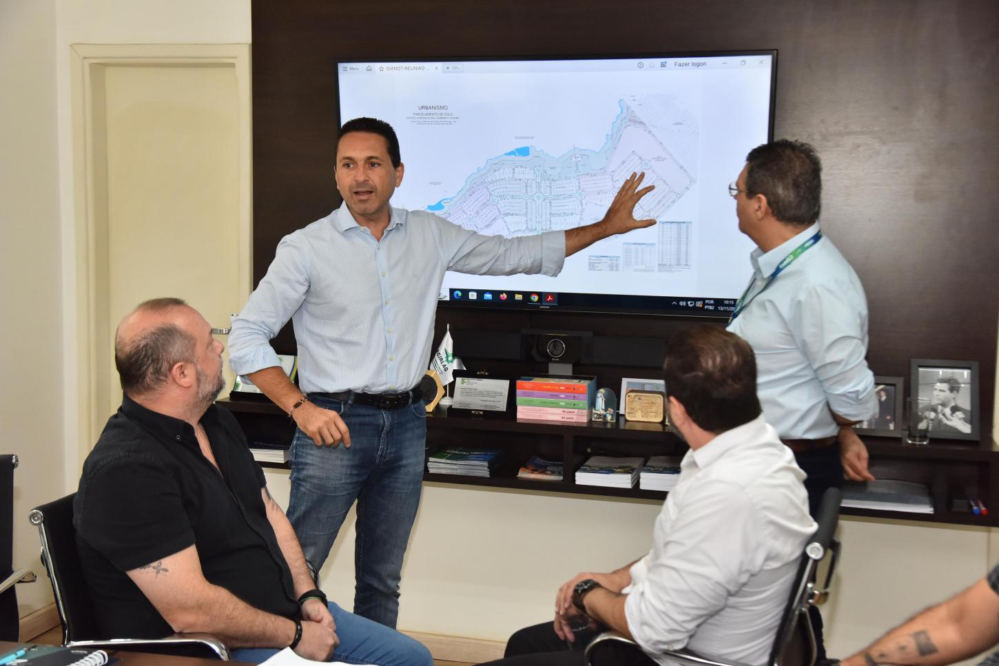 Vilela trata da implantação de novo polo industrial em Aparecida
