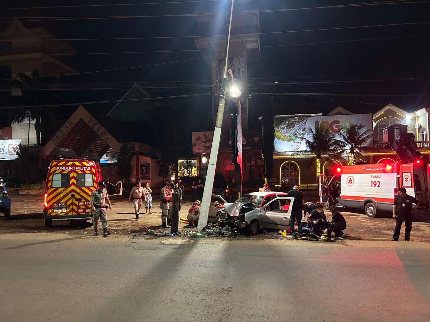 Duas pessoas feridas e uma morta após veículo bater em poste em Caldas Novas