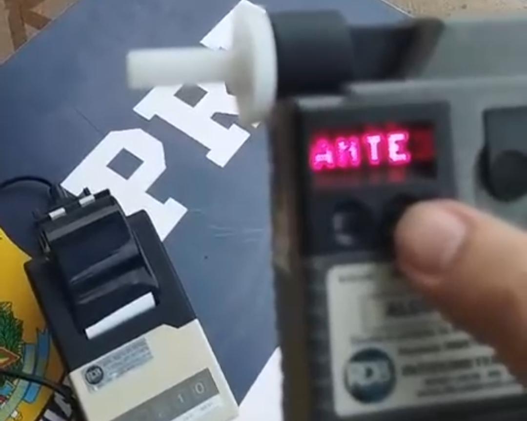 Caminhoneiro é preso embriagado e com droga no veículo