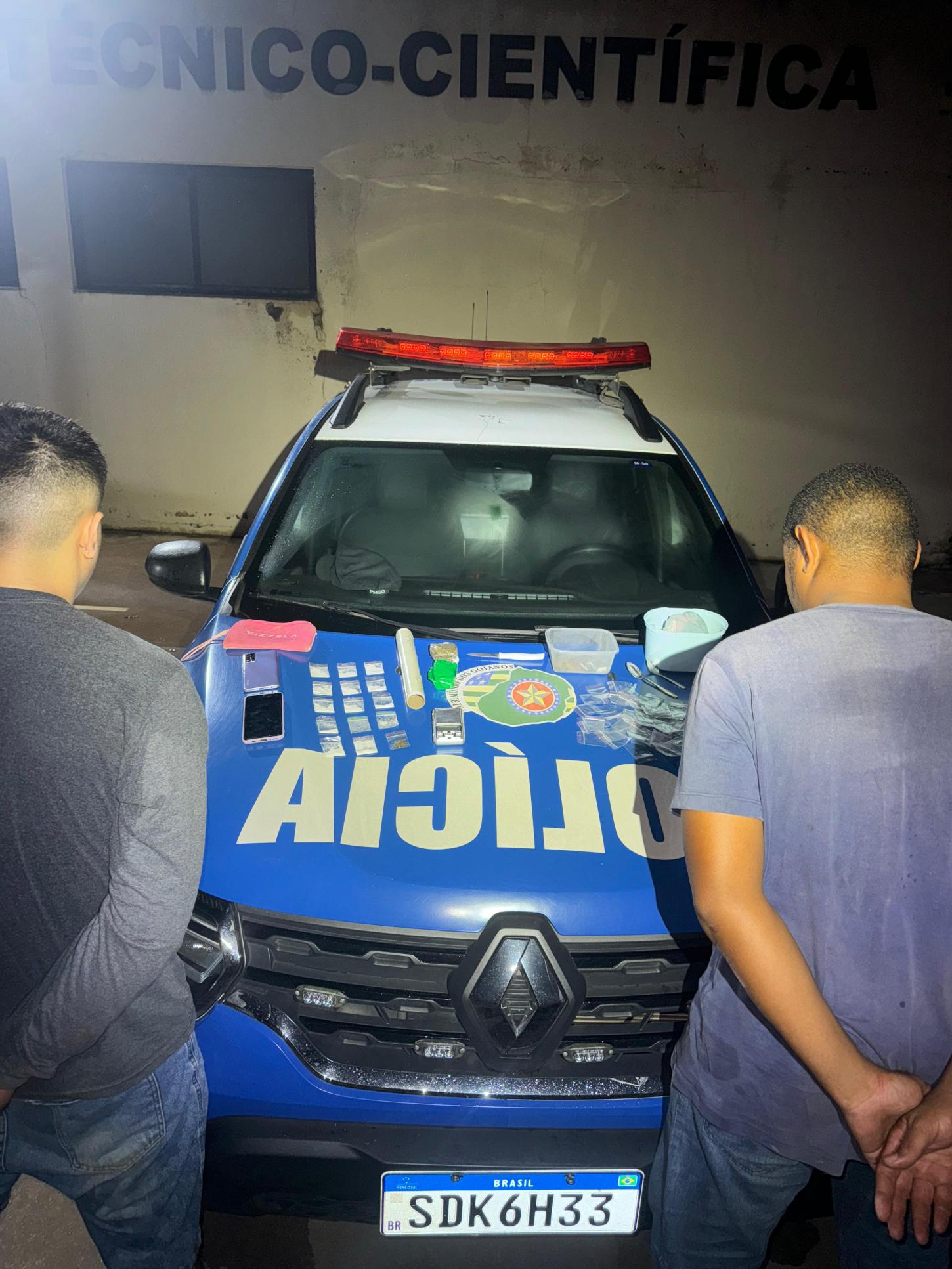 Dupla é presa suspeita de tráfico de drogas em Aparecida