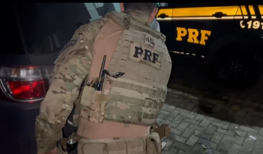 Motorista por aplicativo com extensa ficha criminal é preso pela PRF em Goiânia