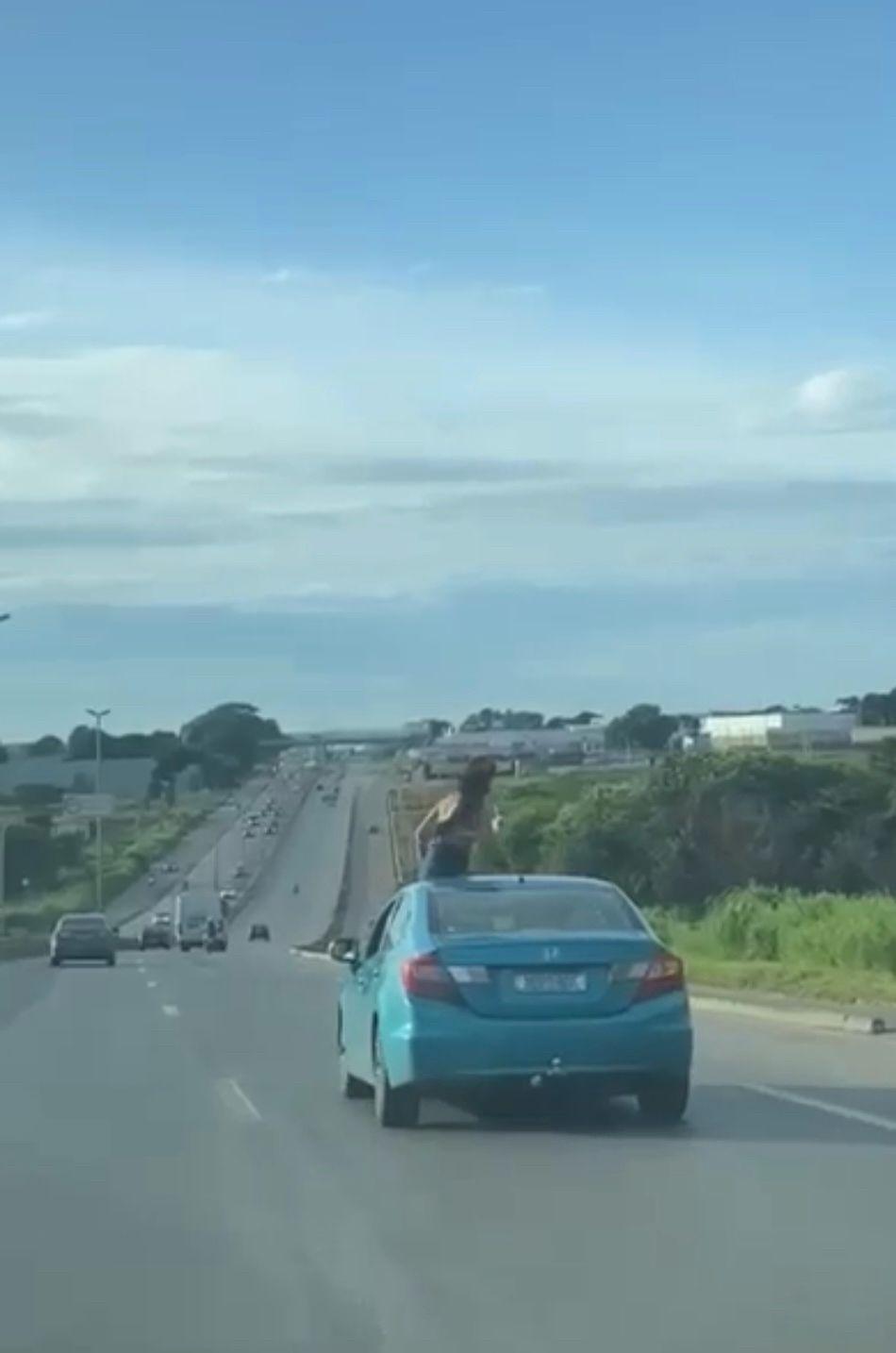 Passageira é flagrada no teto solar de carro na BR-153, em Aparecida de Goiânia