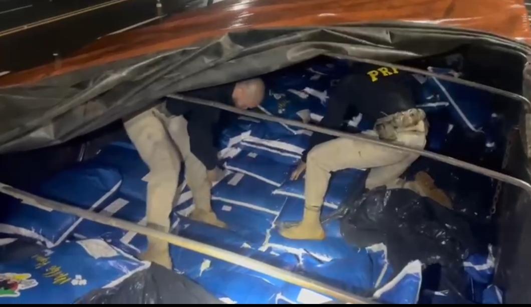 Polícia apreende droga escondida em carga de milho de pipoca na BR 153