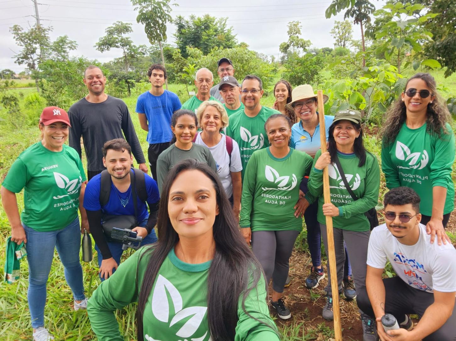 Voluntários do Plantadores de Água realizam manutenção em área de preservação ambiental