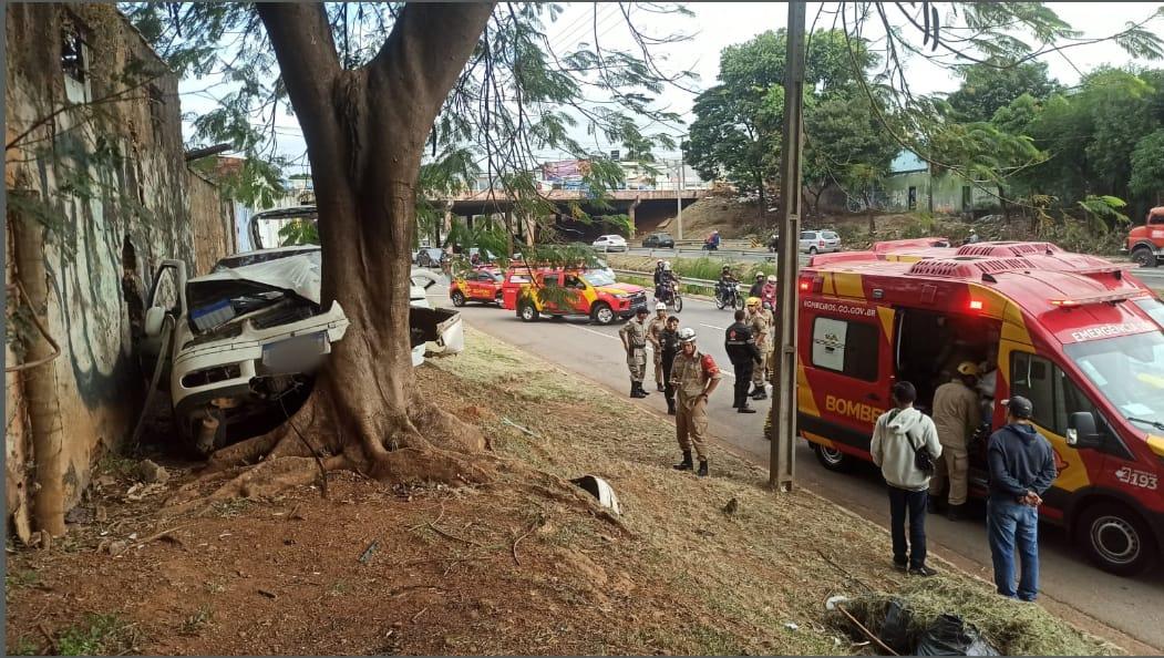 Acidente na Marginal Botafogo mobiliza Corpo de Bombeiros na tarde desta quinta-feira
