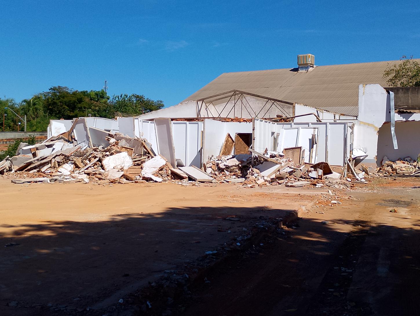 Estrutura desativada do Mini Cais Colina Azul, em Aparecida, é demolida