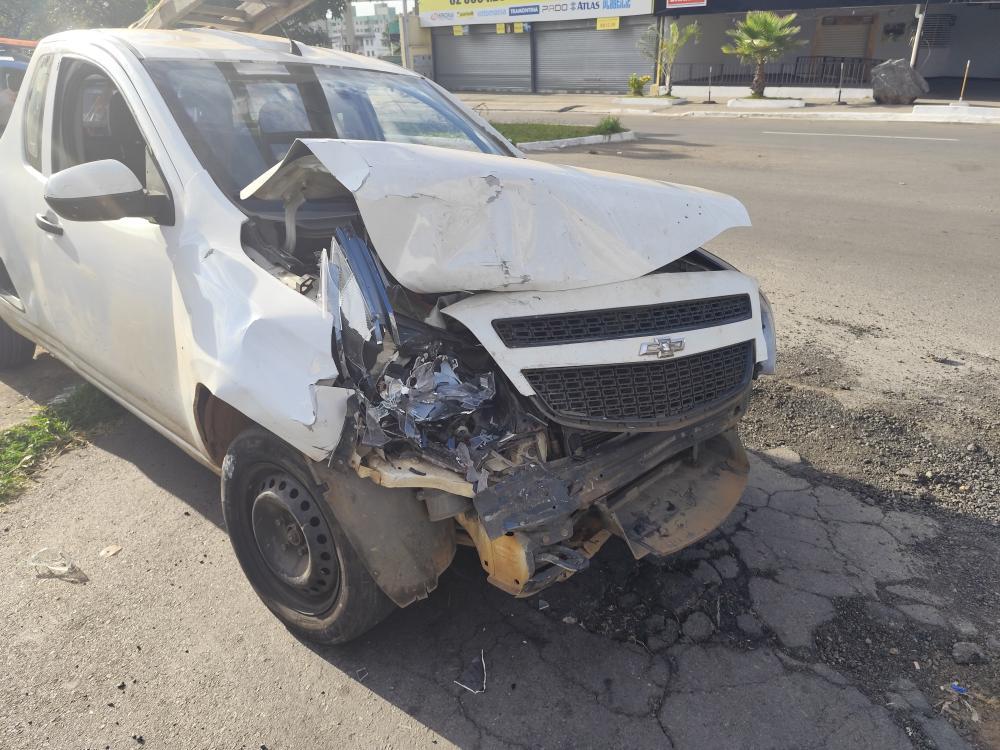 Motorista bêbado bate em veículos e depois tira uma 