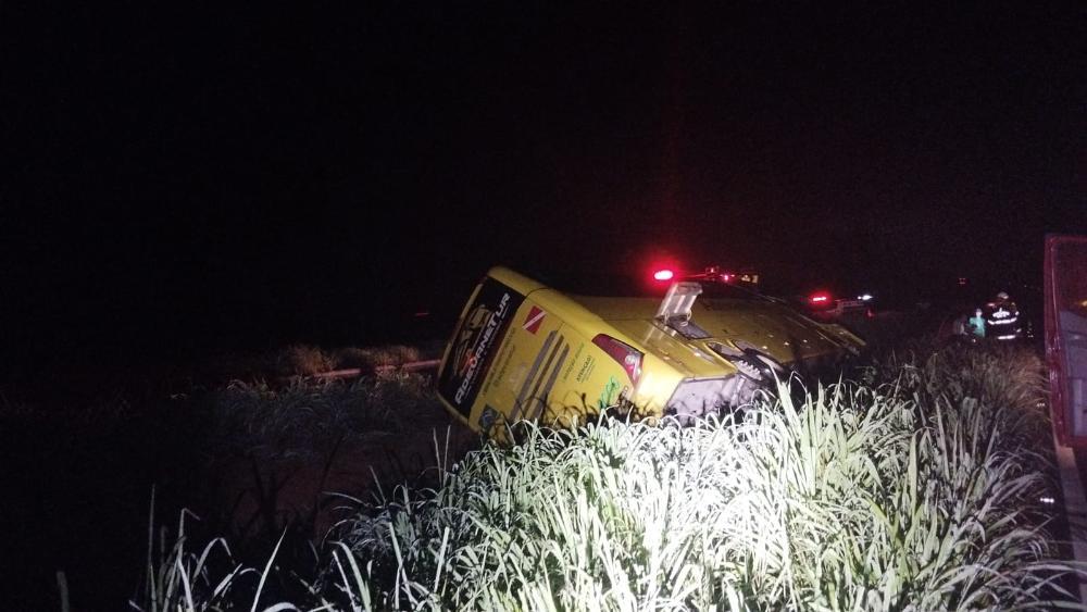 Ônibus tomba e deixa quatro pessoas feridas em Nerópolis-GO