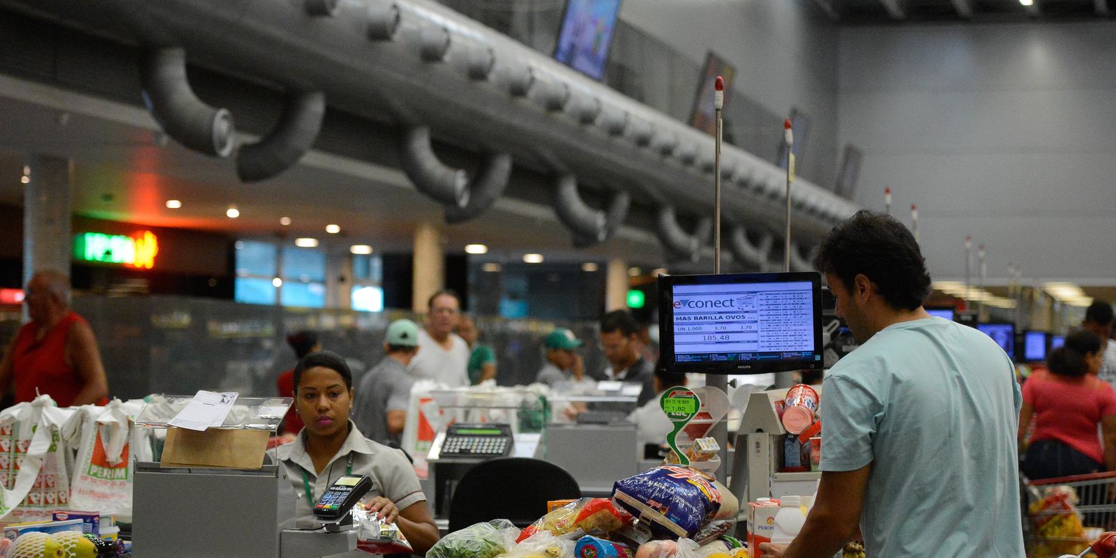 Governo adia por 90 dias regra sobre trabalho no comércio em feriados