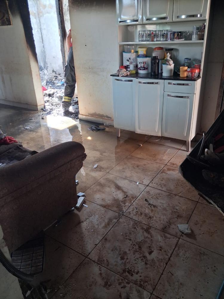 Homem agride esposa e coloca fogo na residência em Aparecida