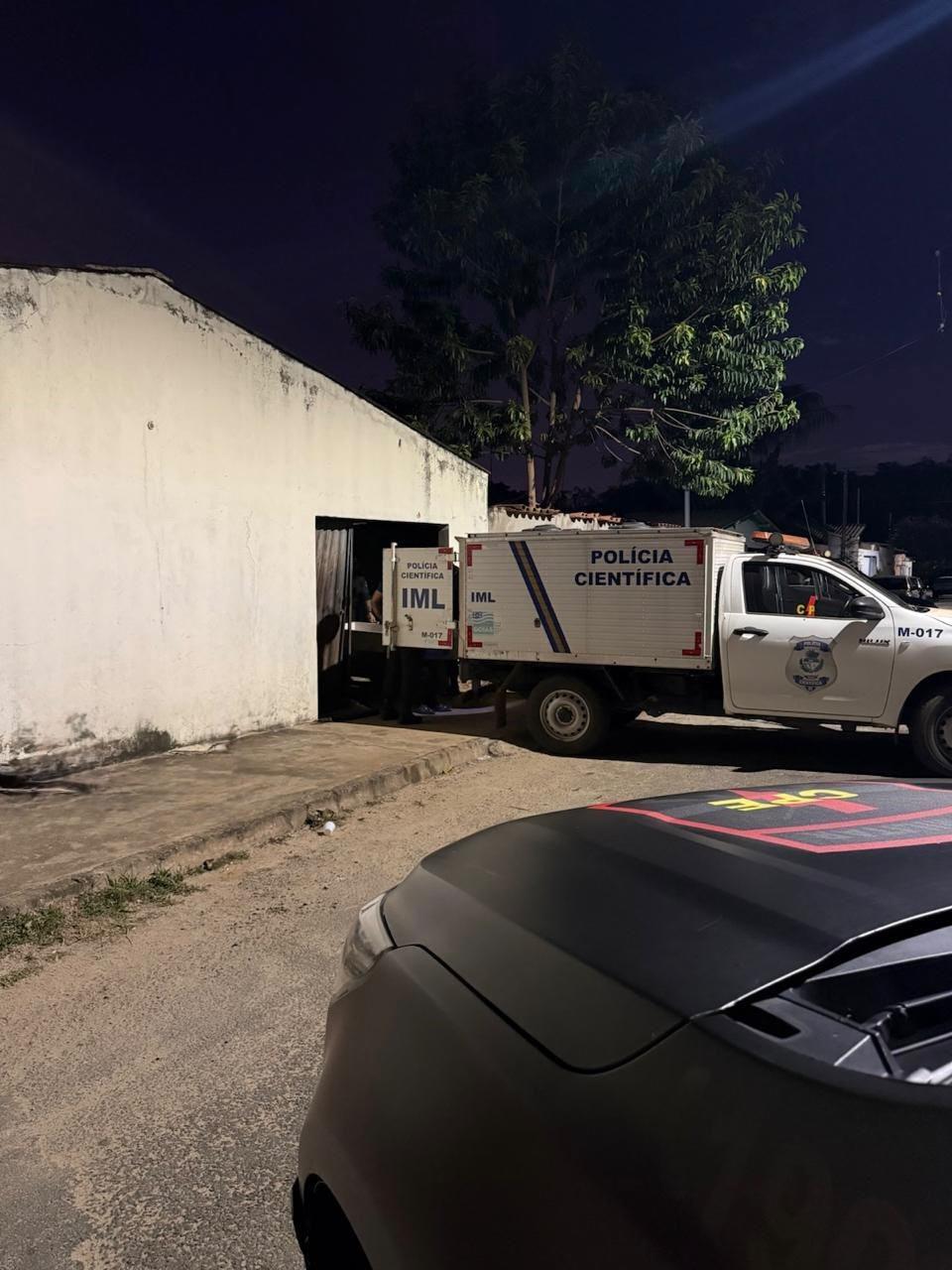 Homem  morre após atirar no portão do ex-namorado de sua companheira