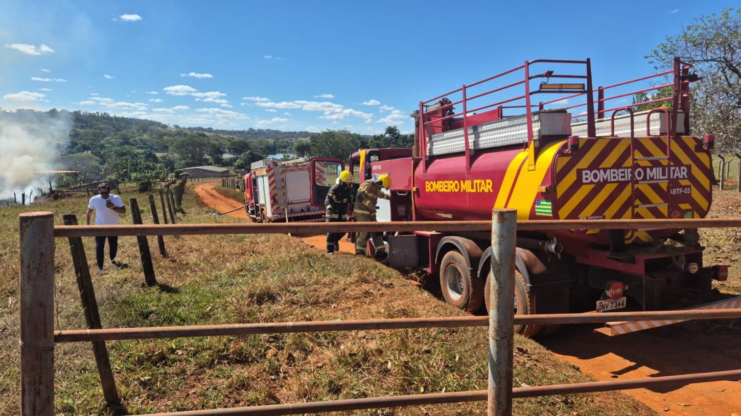 Idoso é resgatado após queda de avião em Goiás