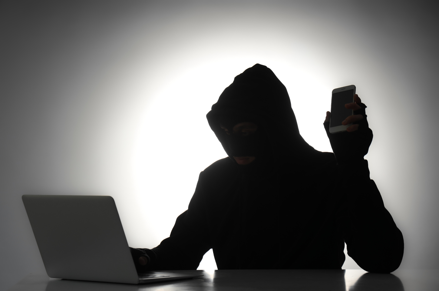 Golpe do Desenrola usa dados pessoais verdadeiros para cobrar vítimas via Pix, alerta CRCGO