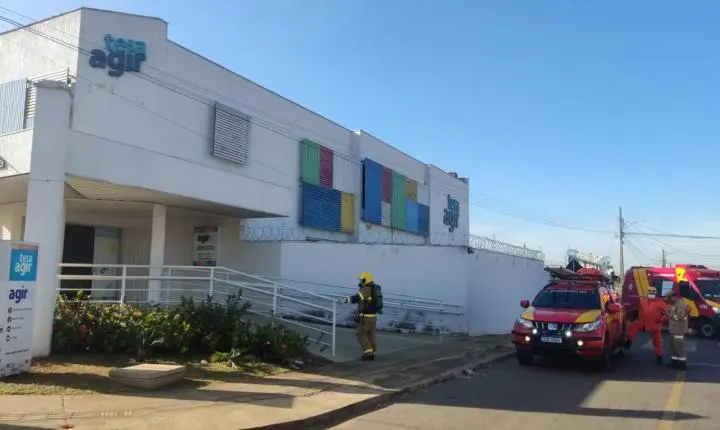 Bombeiros combatem princípio de incêndio na Clínica Teia Agir, no Jardim Nova Era, em Aparecida de Goiânia