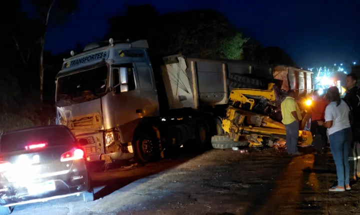 Colisão entre carreta e retroescavadeira deixa homem gravemente ferido em Buritinópolis