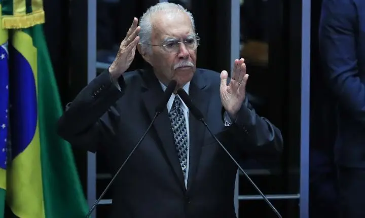 Ex-presidente José Sarney é internado com quadro de pneumonia