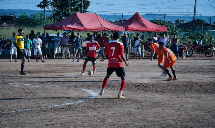 FUTEBOL DE VÁRZEA: A PAIXÃO QUE MOVIMENTA OS BAIRROS DE APARECIDA