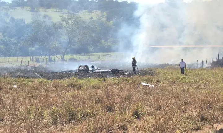 Idoso é resgatado após queda de avião em Goiás