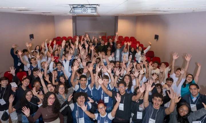 Jovens de Goiás se formam no programa Miniempresa com troféus, medalhas e experiência de mercado