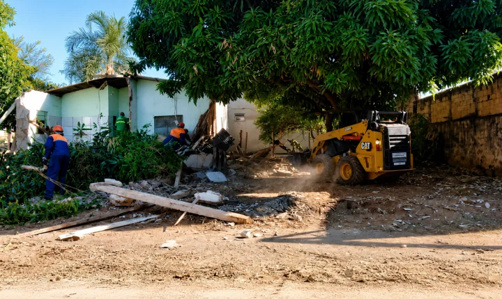 Moradores do Setor Colina Azul questionam derrubada de casa